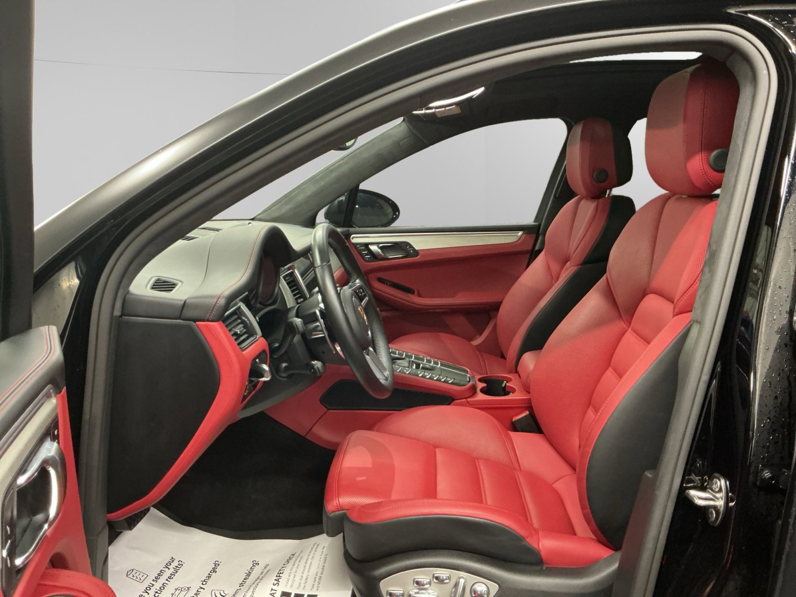 Used 2017 Porsche Macan Turbo AWD/4WD image 9