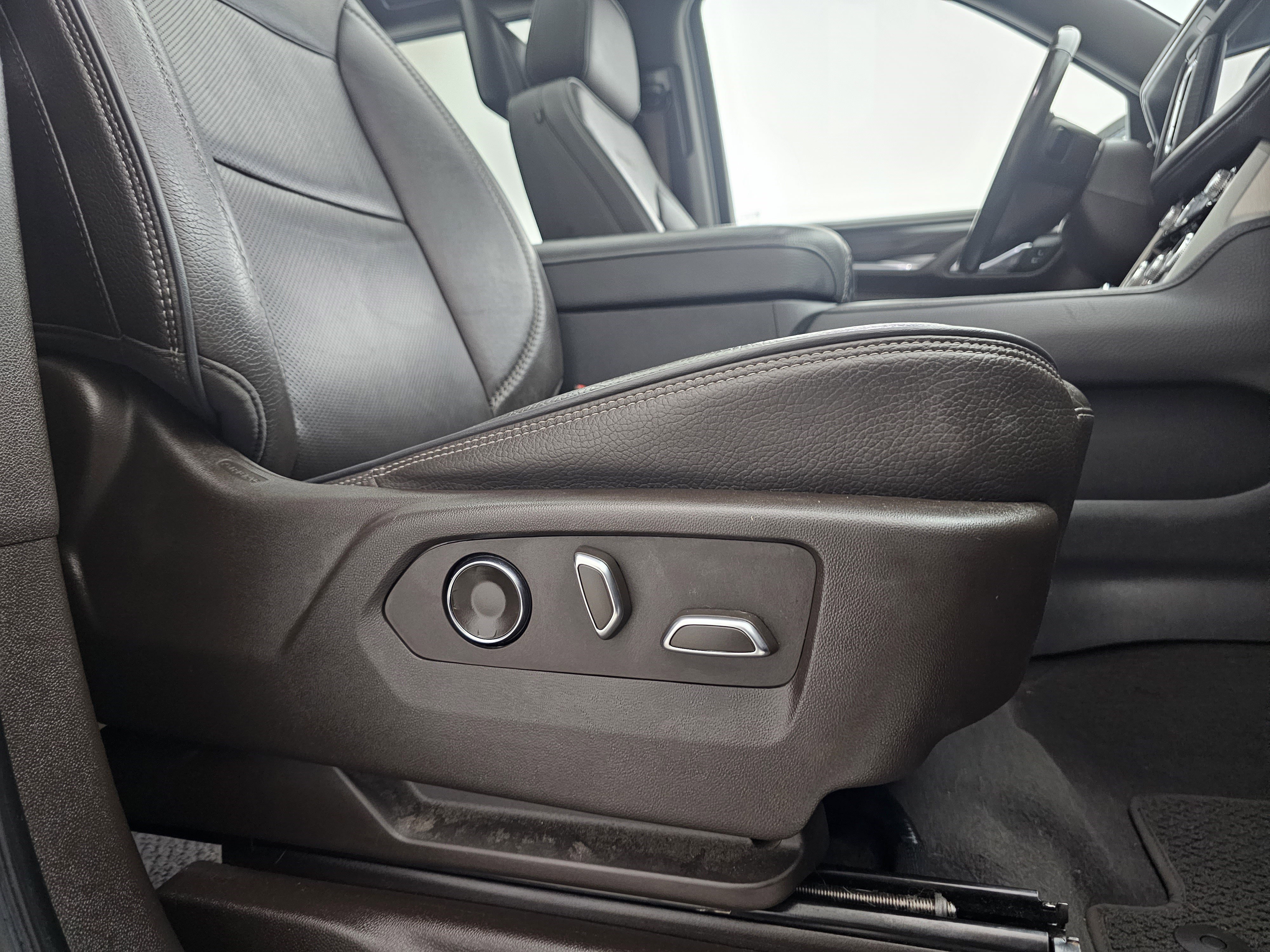 Used 2021 GMC Yukon XL Denali image 13