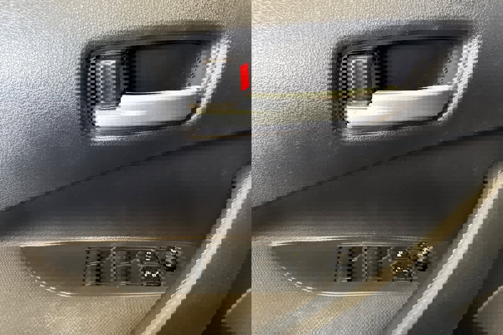 Used 2020 Toyota Corolla LE image 10