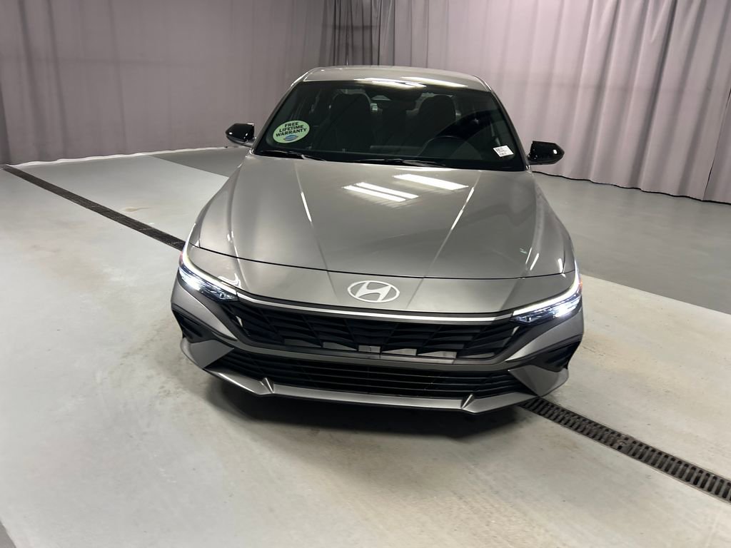 Used 2025 Hyundai Elantra Sport image 2