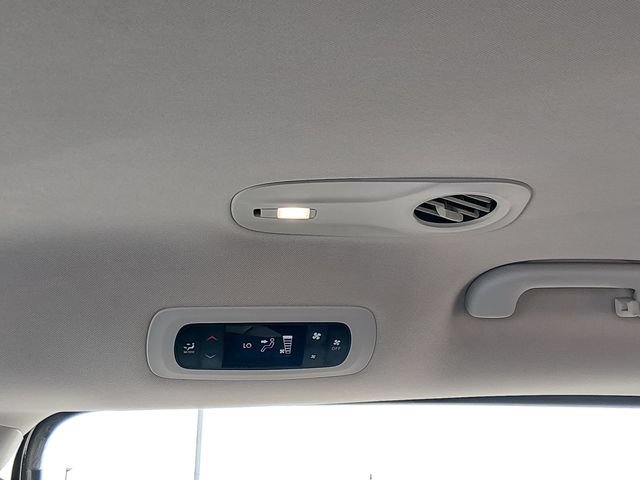 Used 2023 Chrysler Voyager LX FWD image 12