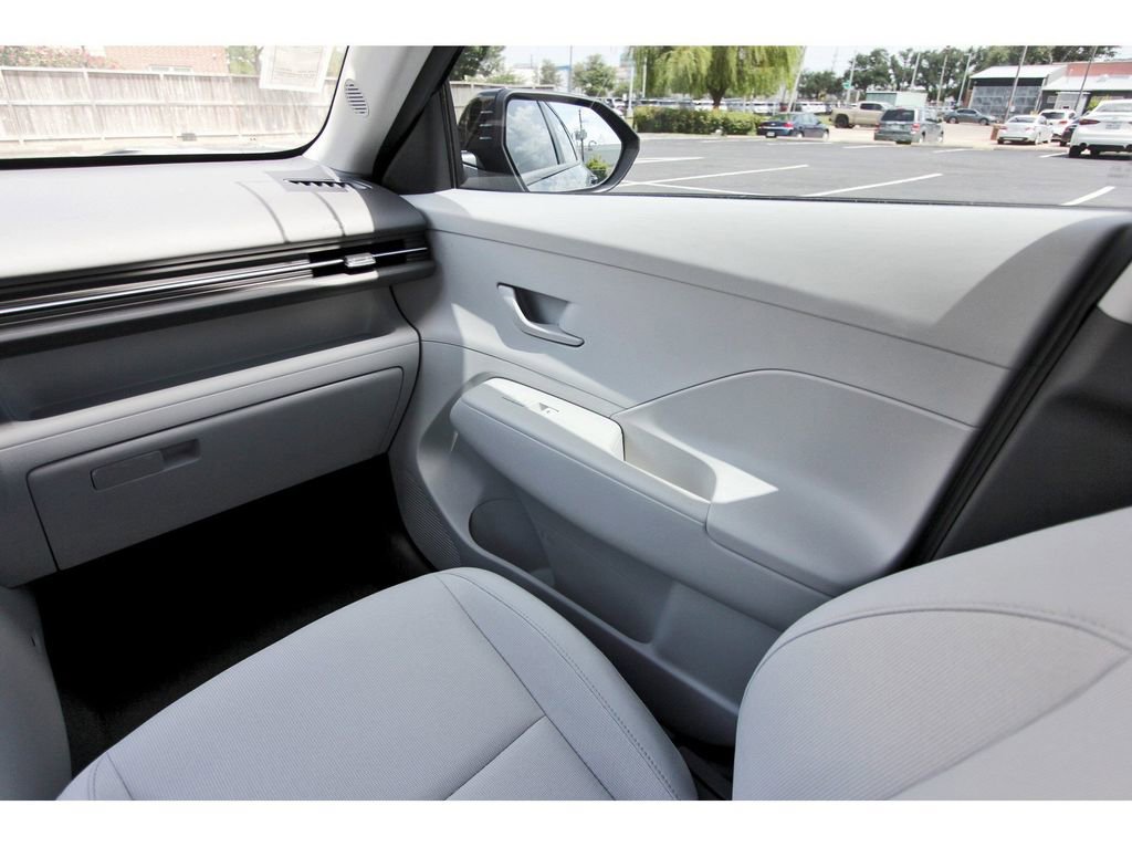 Certified 2025 Hyundai Kona SEL image 9