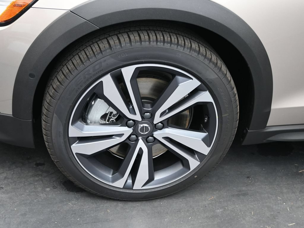 New 2026 Volvo V60 B5 Cross Country Plus w/ Protection Package Premier AWD/4WD image 4