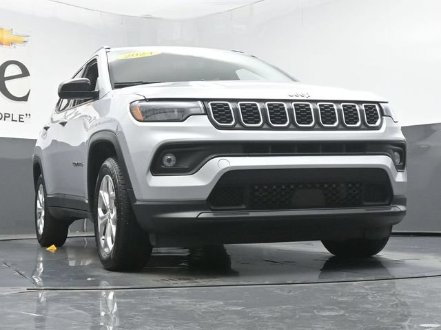 Used 2024 Jeep Compass Latitude AWD/4WD image 3