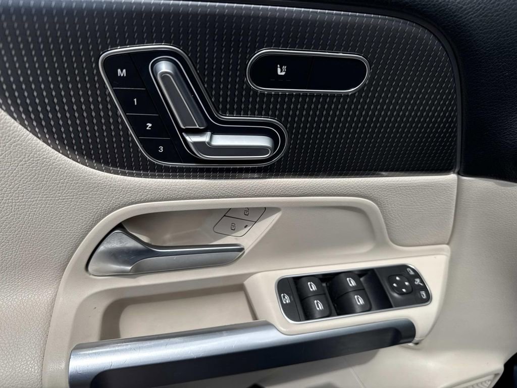 Used 2021 Mercedes-Benz GLB 250 w/ Premium Package image 21