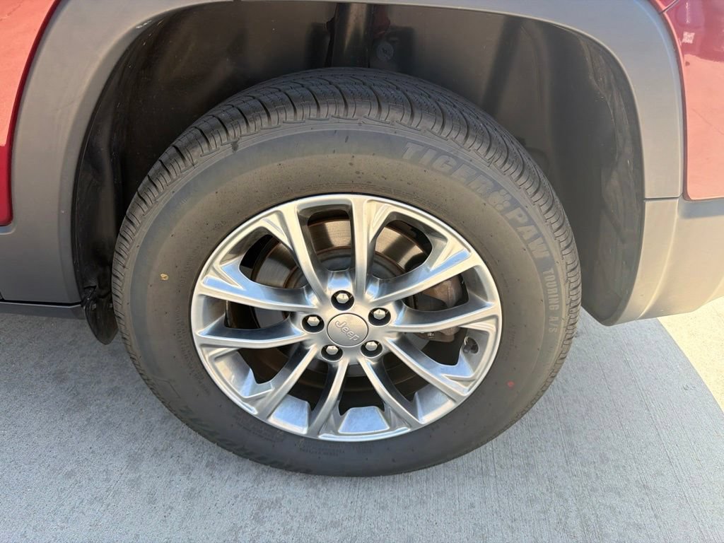 Used 2019 Jeep Cherokee Latitude Plus w/ Comfort/Convenience Group AWD/4WD image 9