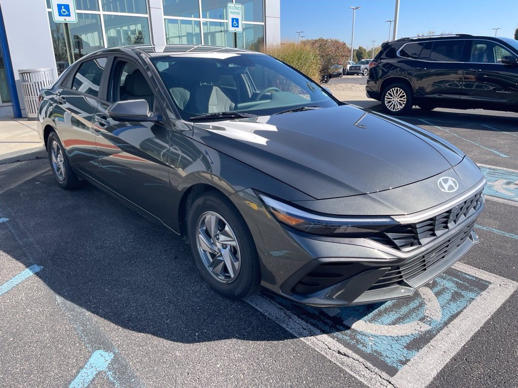 Used 2024 Hyundai Elantra SE FWD image 3