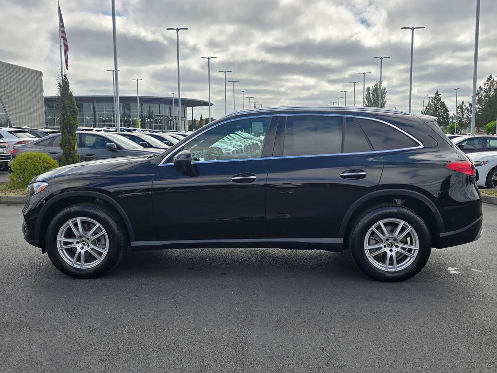 Used 2025 Mercedes-Benz GLC 300 4MATIC image 3
