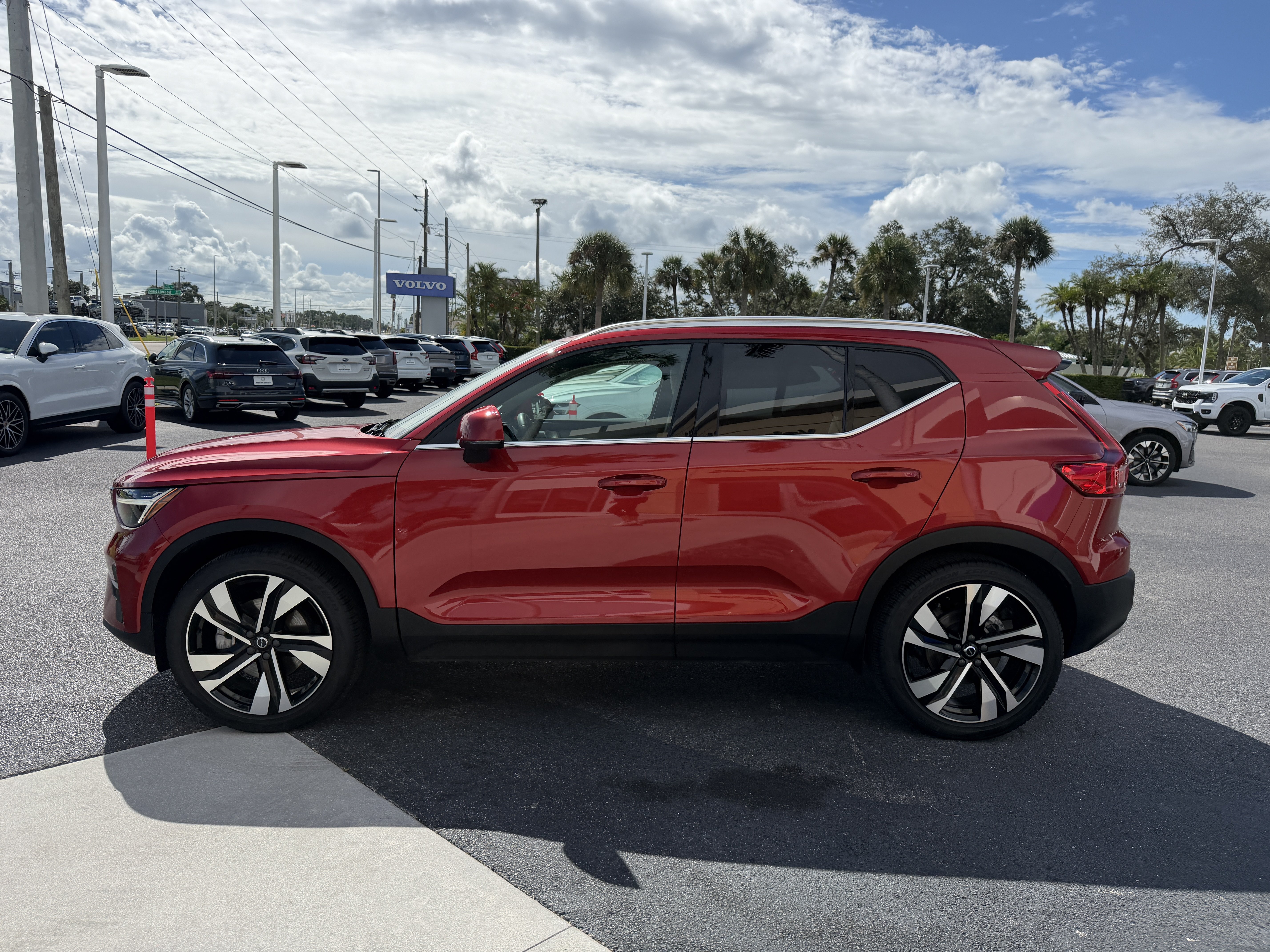 Certified 2023 Volvo XC40 B5 Plus w/ Driver Assist Package AWD/4WD image 6