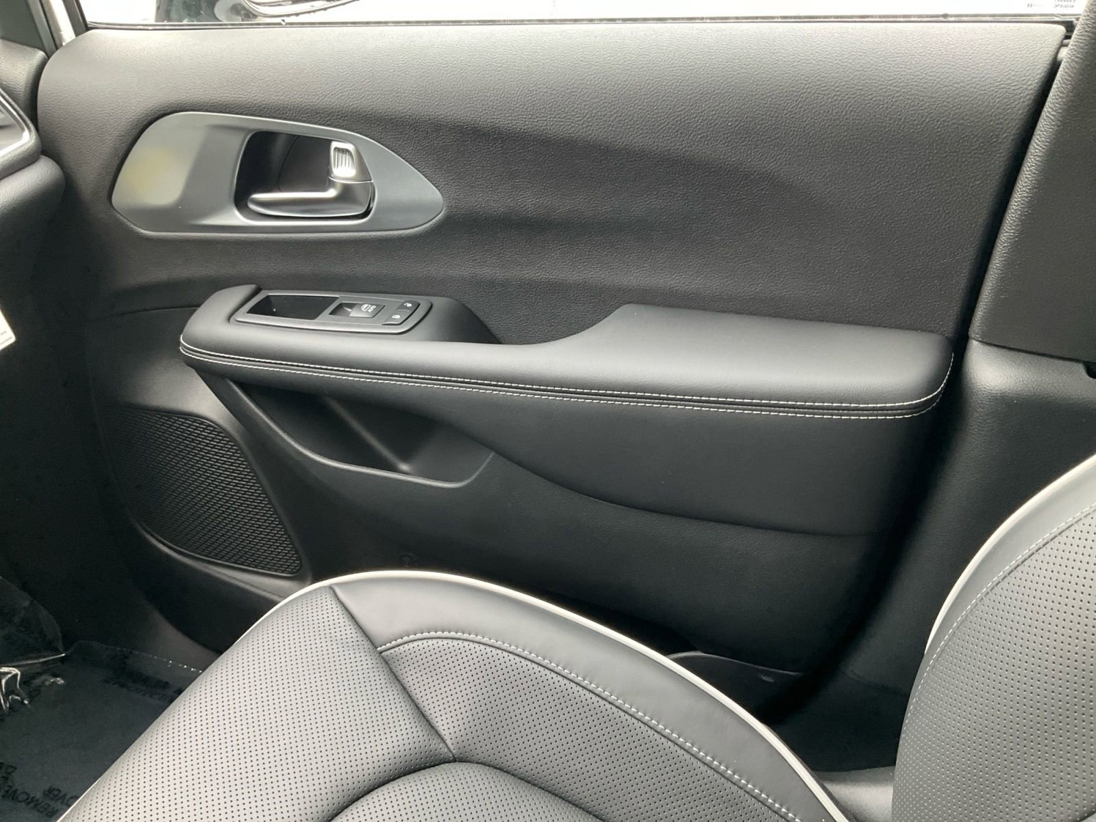 New 2026 Chrysler Pacifica Limited w/ S Appearance Package image 25