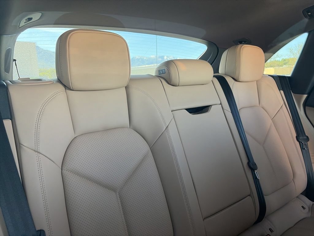 Used 2025 Porsche Macan AWD/4WD image 23