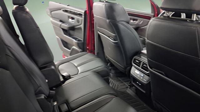 Used 2025 Honda Pilot Touring image 13