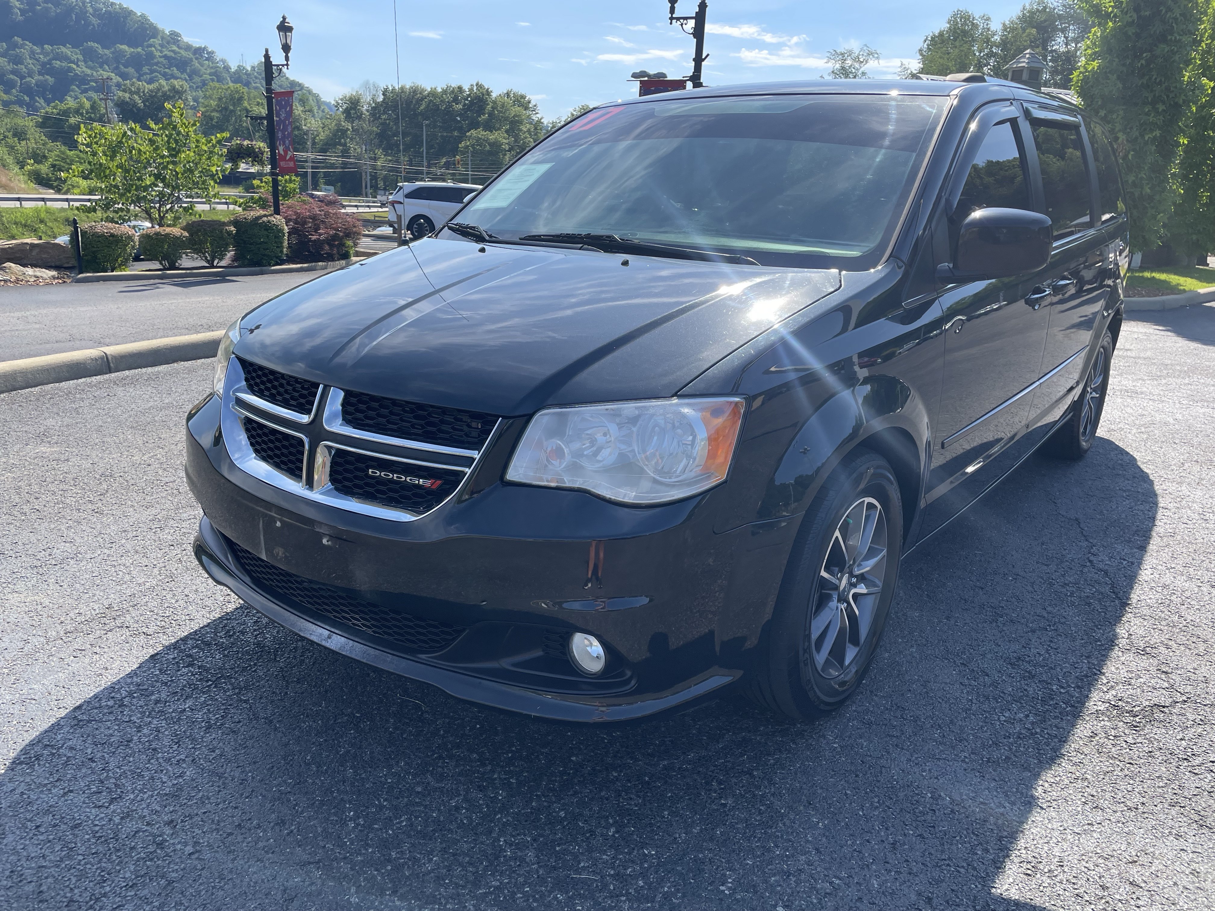 Used 2017 Dodge Grand Caravan SXT FWD image 6