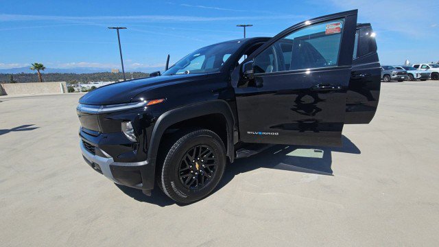 Used 2025 Chevrolet Silverado EV LT w/ LT Premium Package AWD/4WD image 4