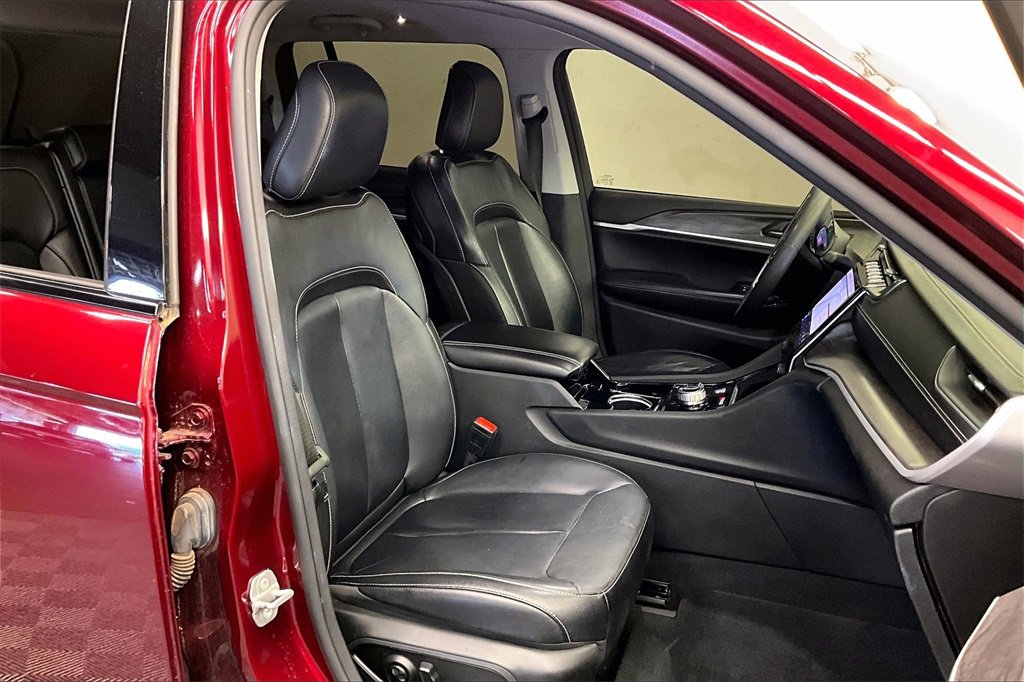 Used 2023 Jeep Grand Cherokee Limited w/ Black Appearance Package image 6