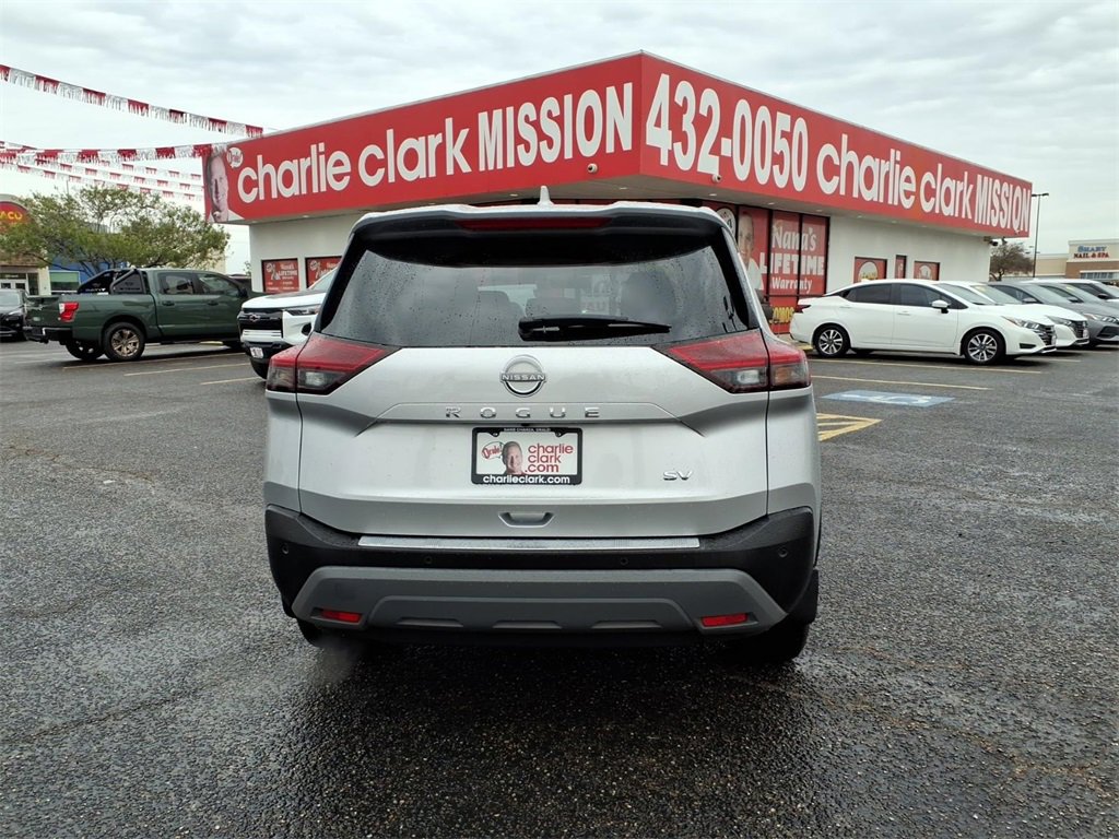 Used 2023 Nissan Rogue SV image 3