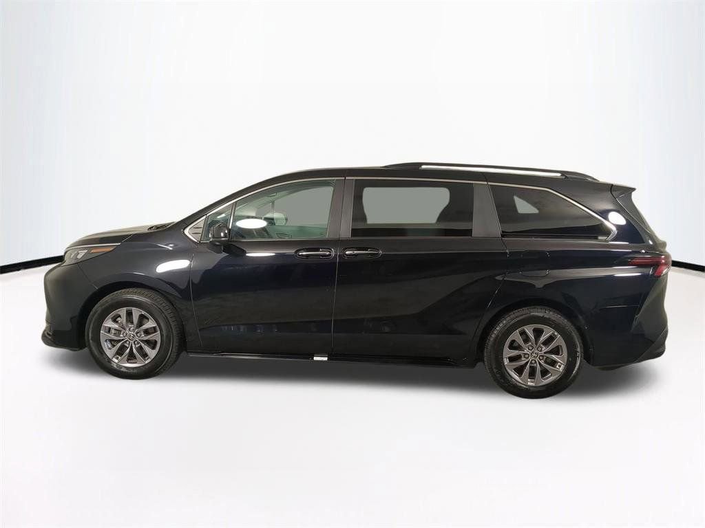Used 2025 Toyota Sienna XLE image 8