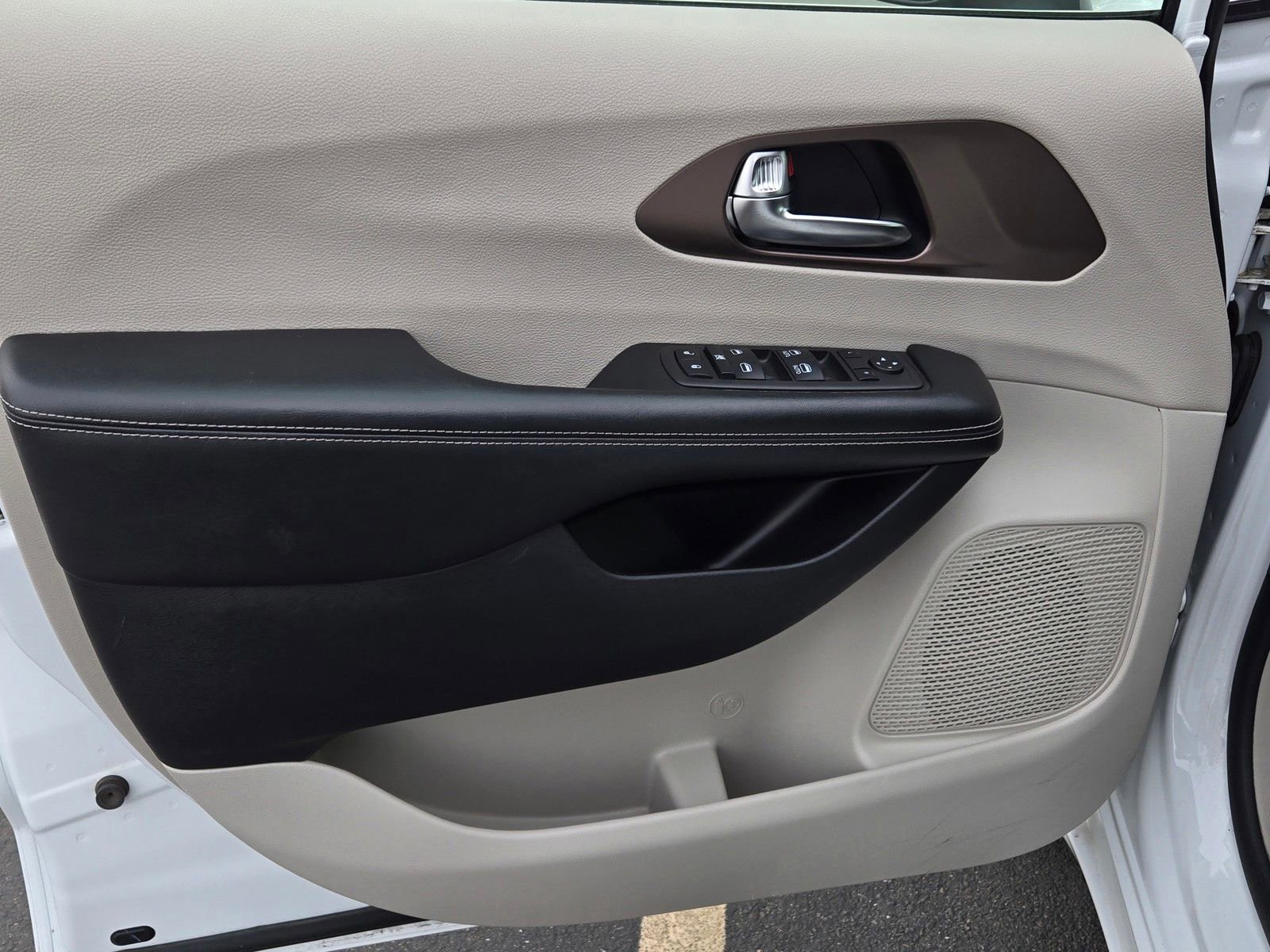 Used 2023 Chrysler Voyager LX image 9