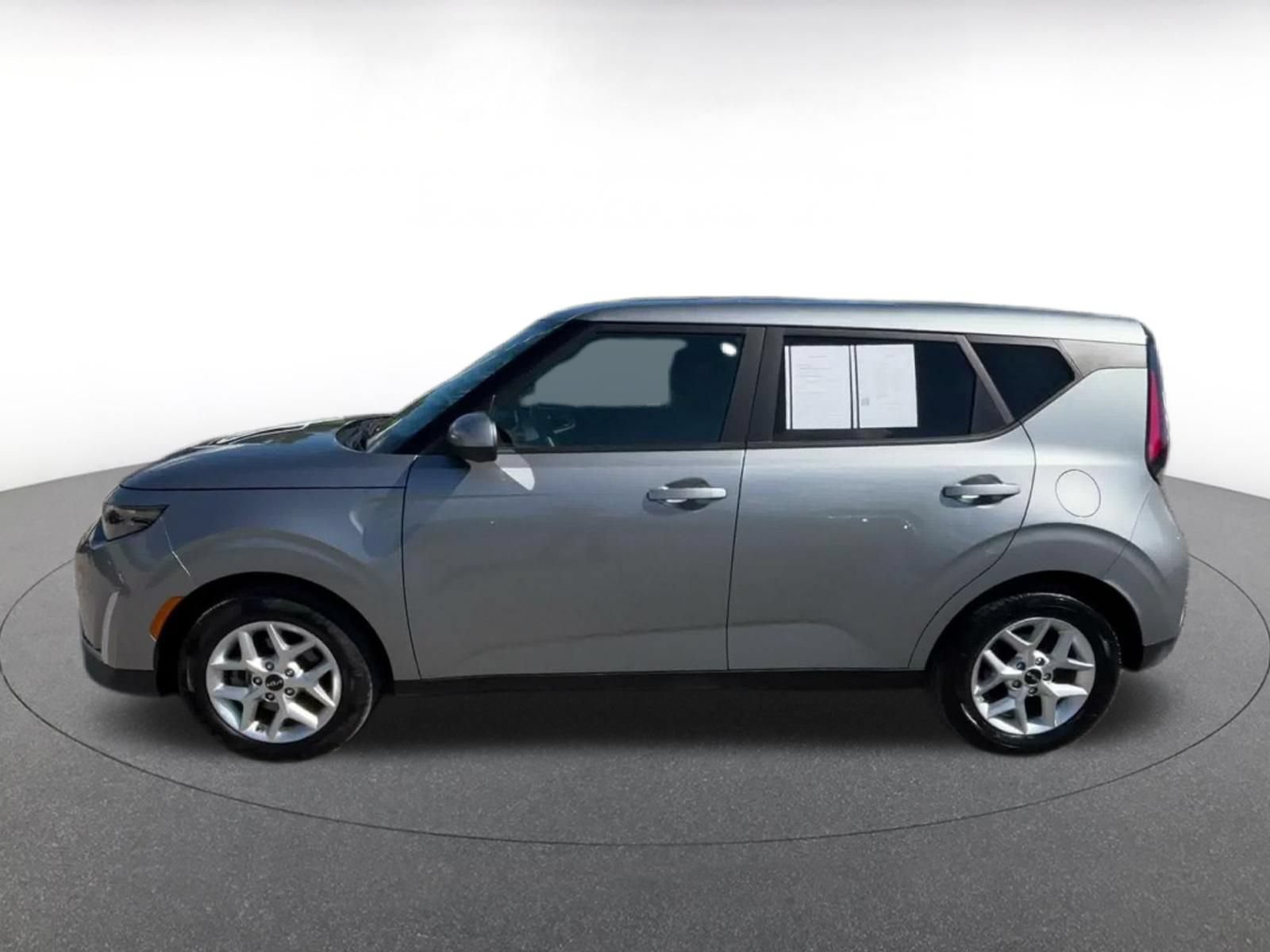 Used 2025 Kia Soul LX w/ LX Technology Package FWD image 8