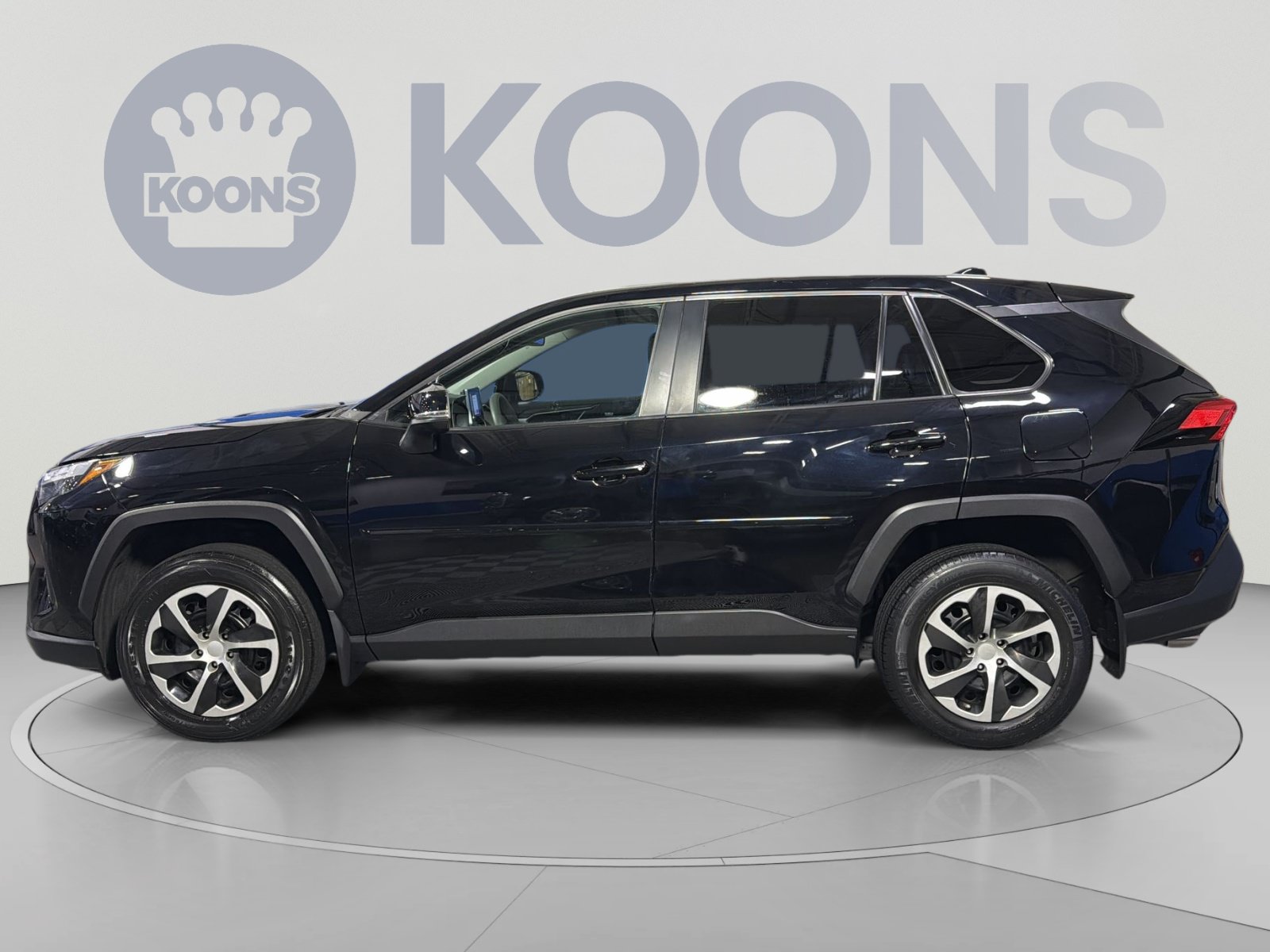 Used 2023 Toyota RAV4 LE AWD/4WD image 2