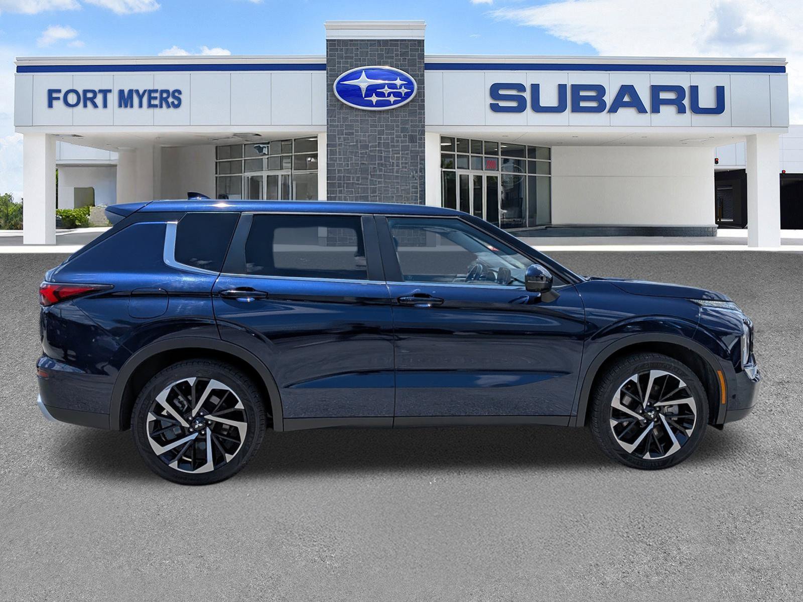 Used 2024 Mitsubishi Outlander SE Black Edition AWD/4WD image 3