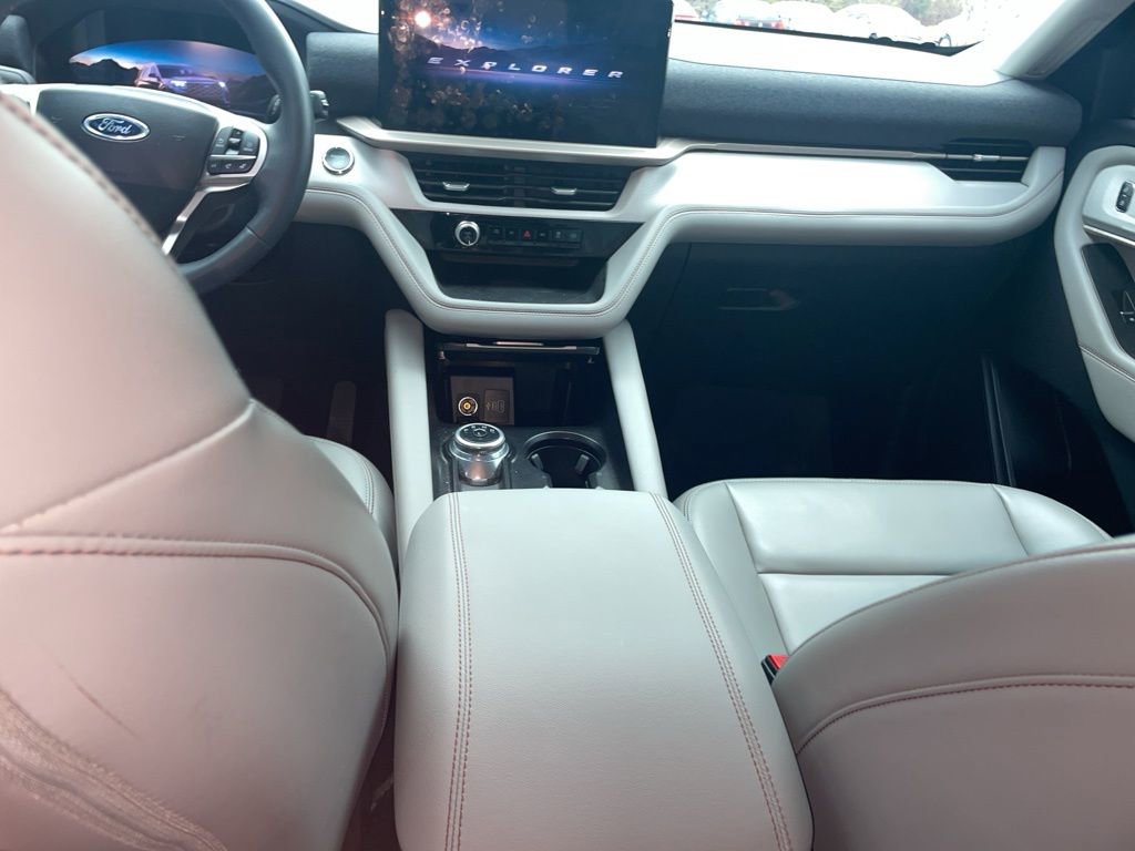 Used 2025 Ford Explorer Active w/ Active Comfort Package image 18