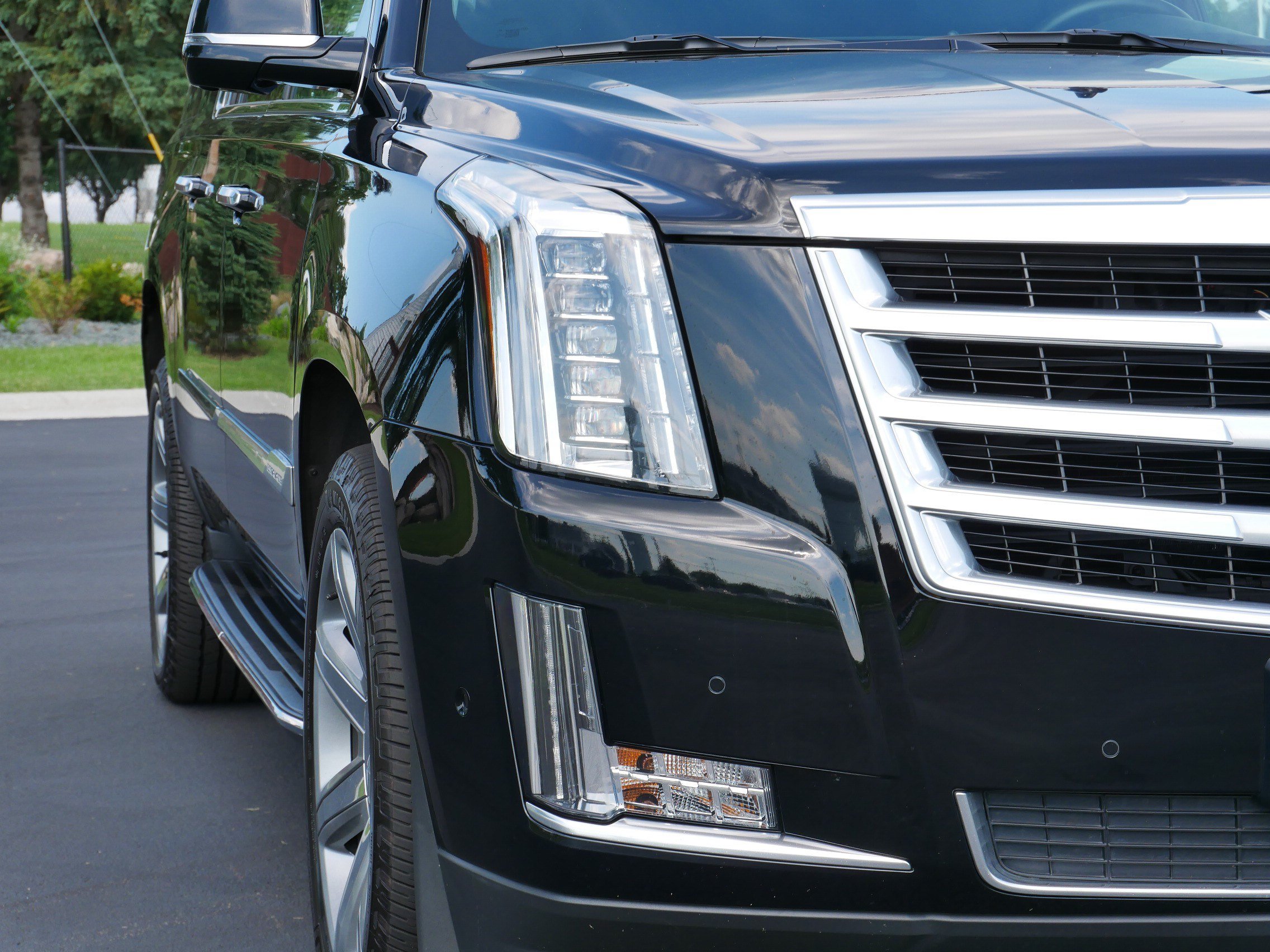Used 2019 Cadillac Escalade ESV Luxury AWD/4WD image 17