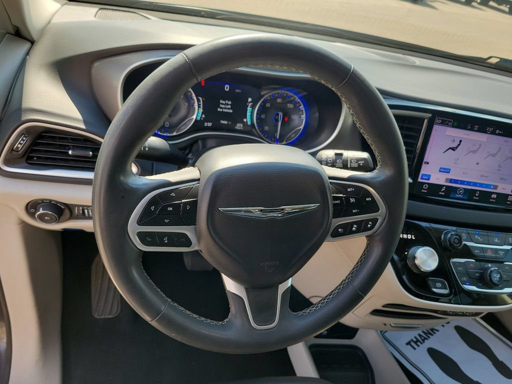 Used 2023 Chrysler Pacifica Touring-L FWD image 23
