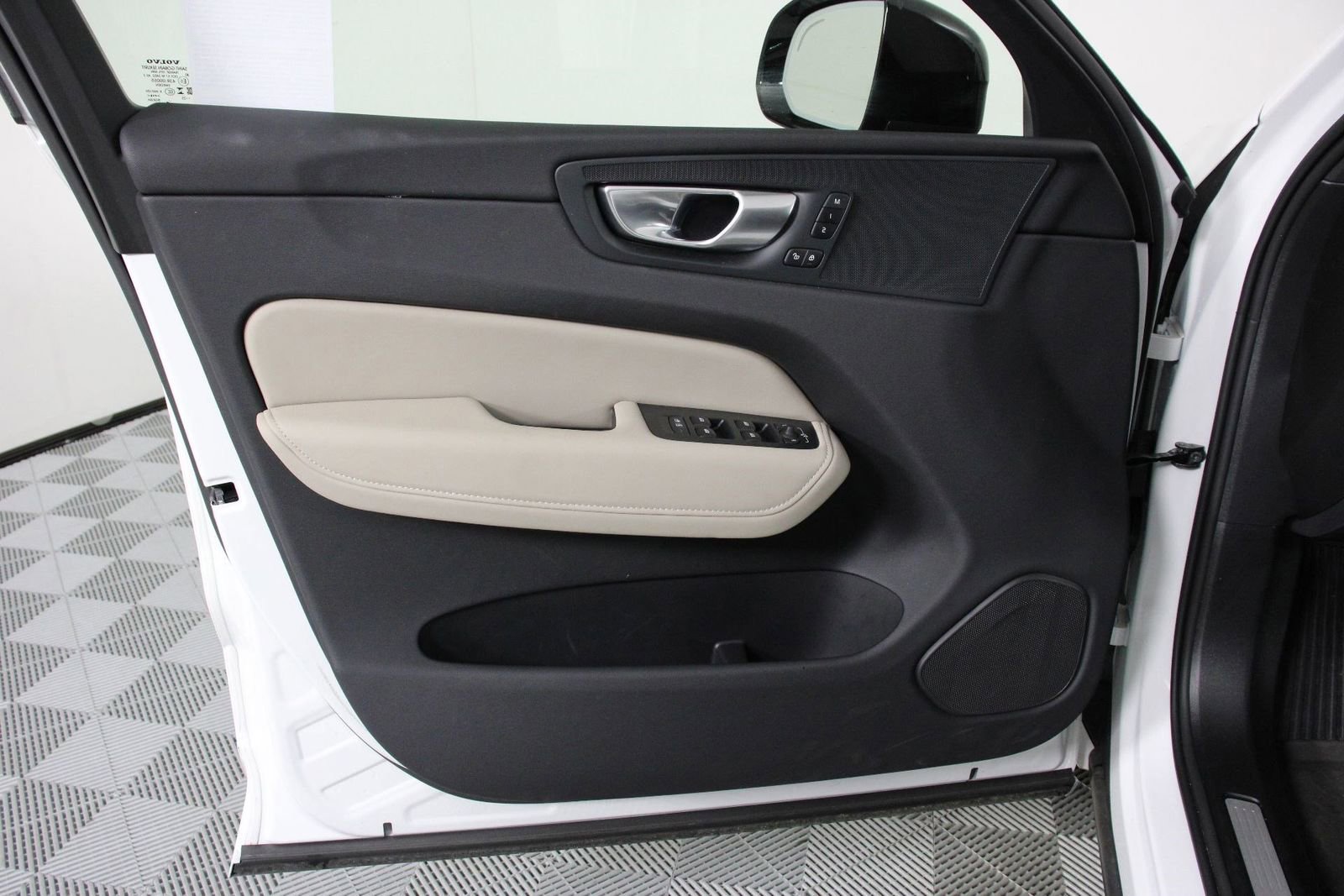 Certified 2026 Volvo XC60 B5 Plus w/ Protection Package Premier AWD/4WD image 17
