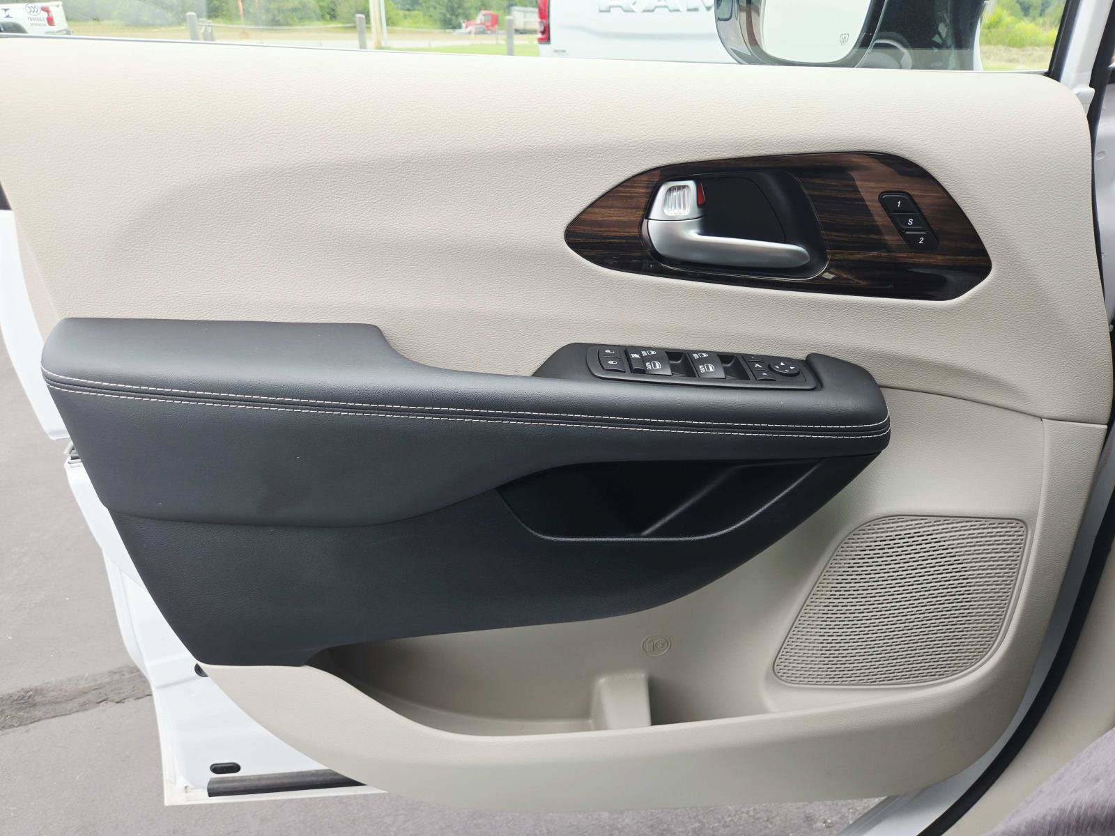 Used 2024 Chrysler Pacifica Limited FWD image 38