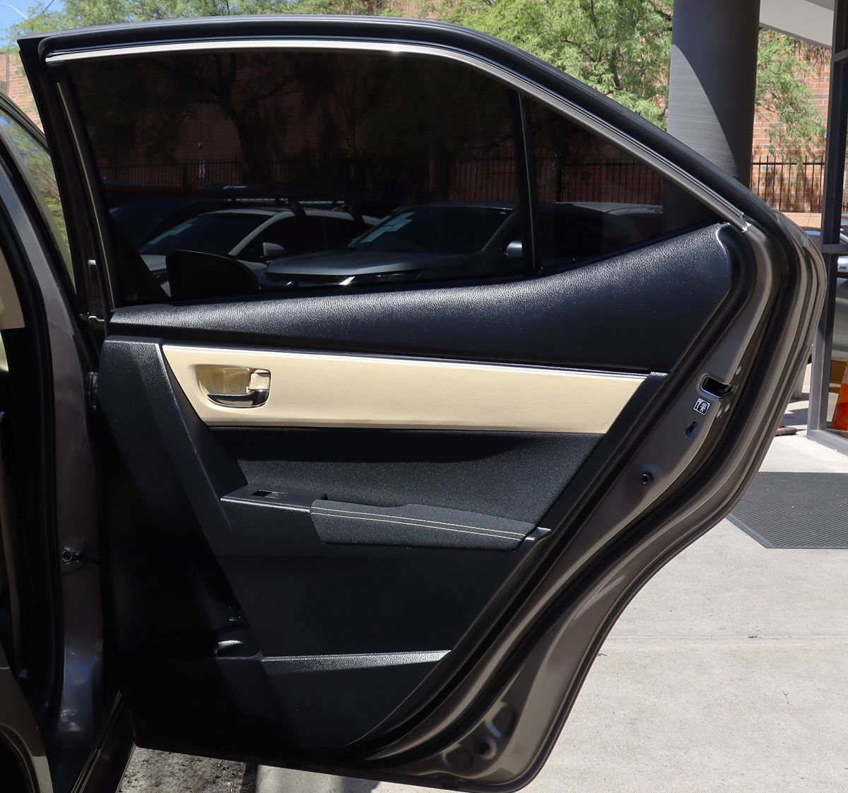 Used 2018 Toyota Corolla LE w/ Carpet Mat Package (TMS) FWD image 25