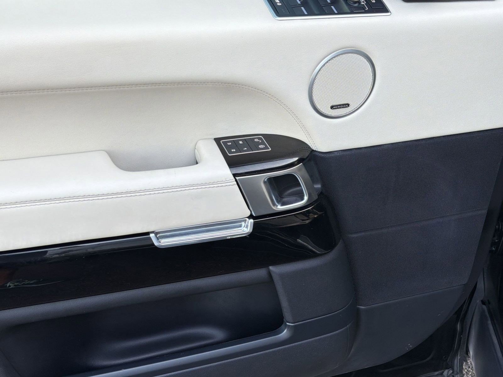 Used 2016 Land Rover Range Rover Supercharged image 13