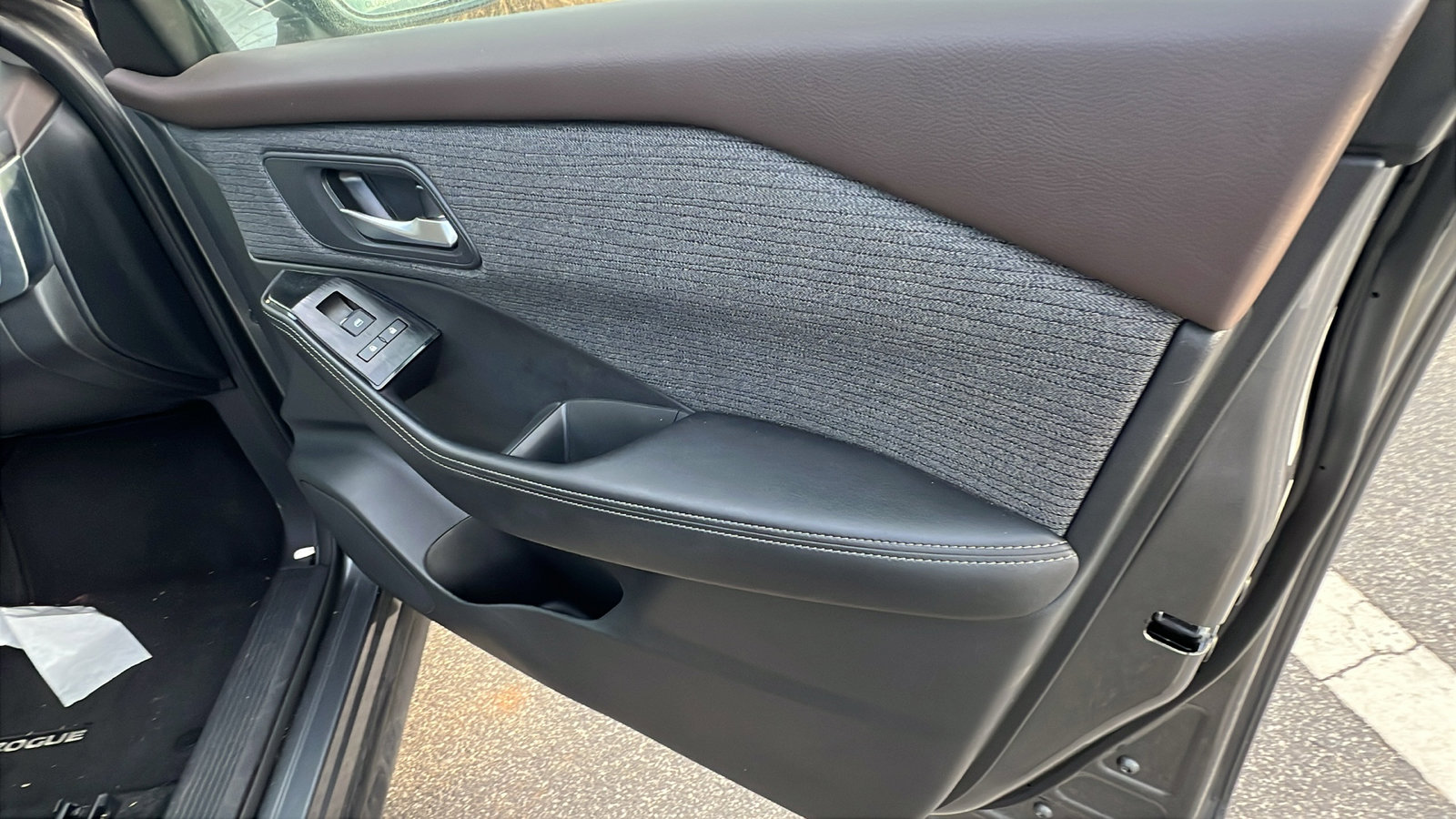 Used 2023 Nissan Rogue SV image 19