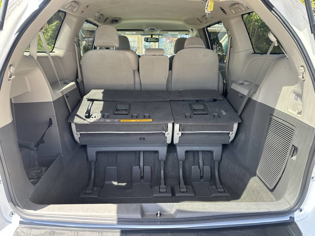 Used 2011 Toyota Sienna LE image 7