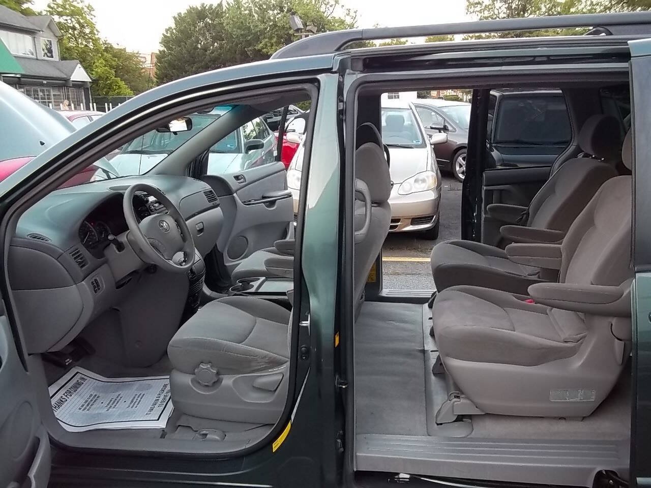 Used 2004 Toyota Sienna LE w/ LE Pkg 7 FWD image 7