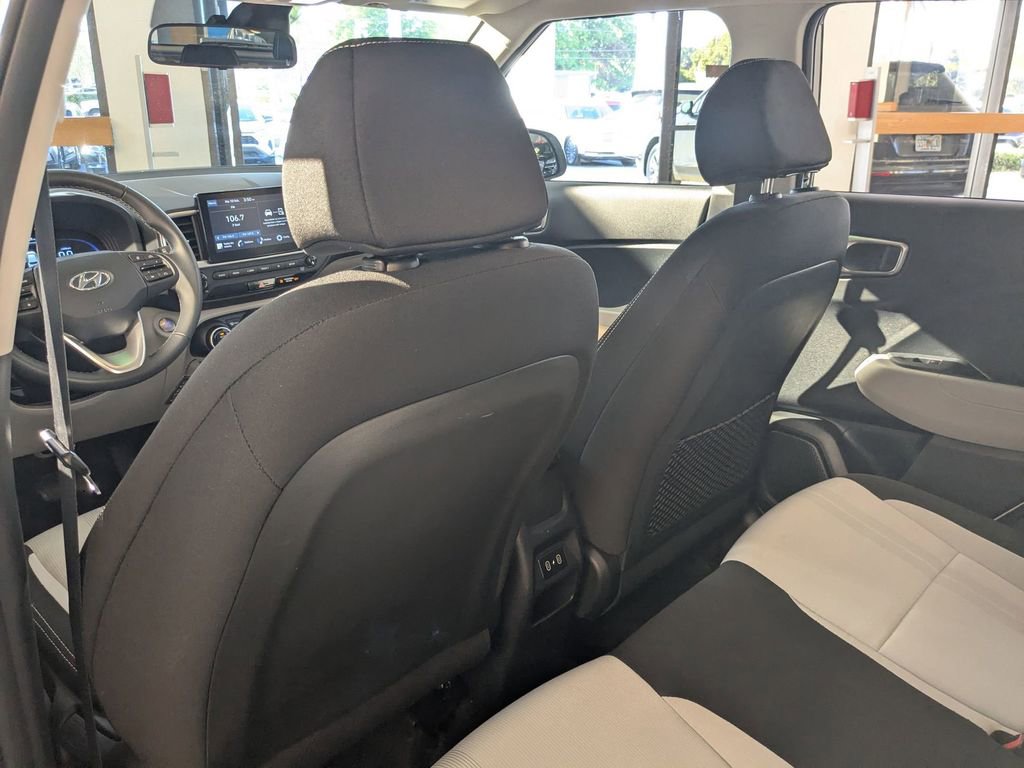 Used 2025 Hyundai Venue SEL image 23