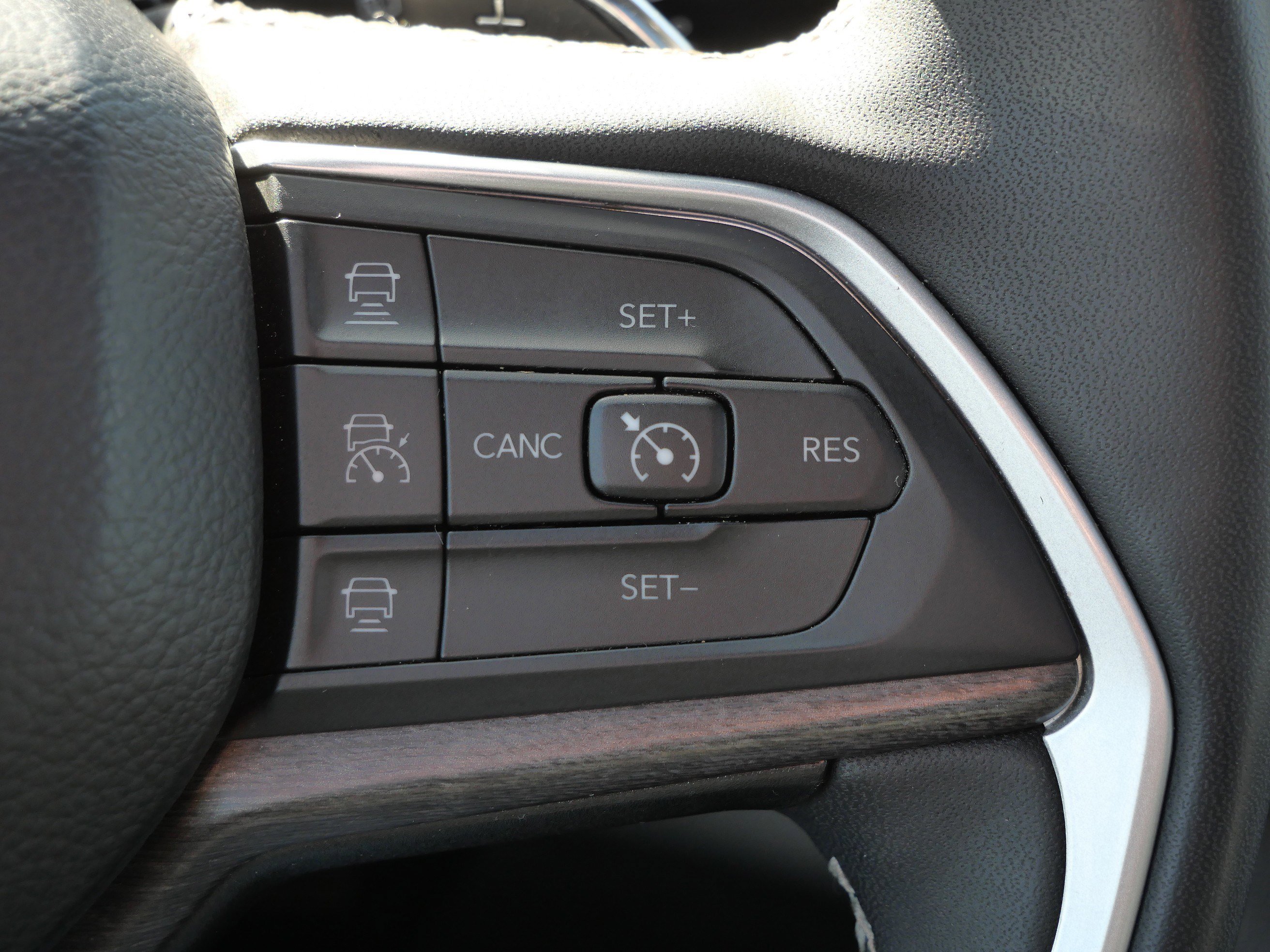 Used 2024 Jeep Grand Cherokee L Limited w/ Luxury Tech Group II image 32