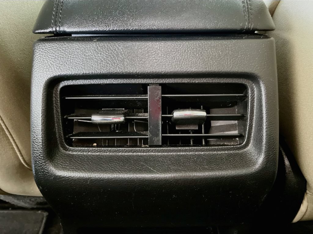 Used 2020 Ford Edge SE FWD image 26