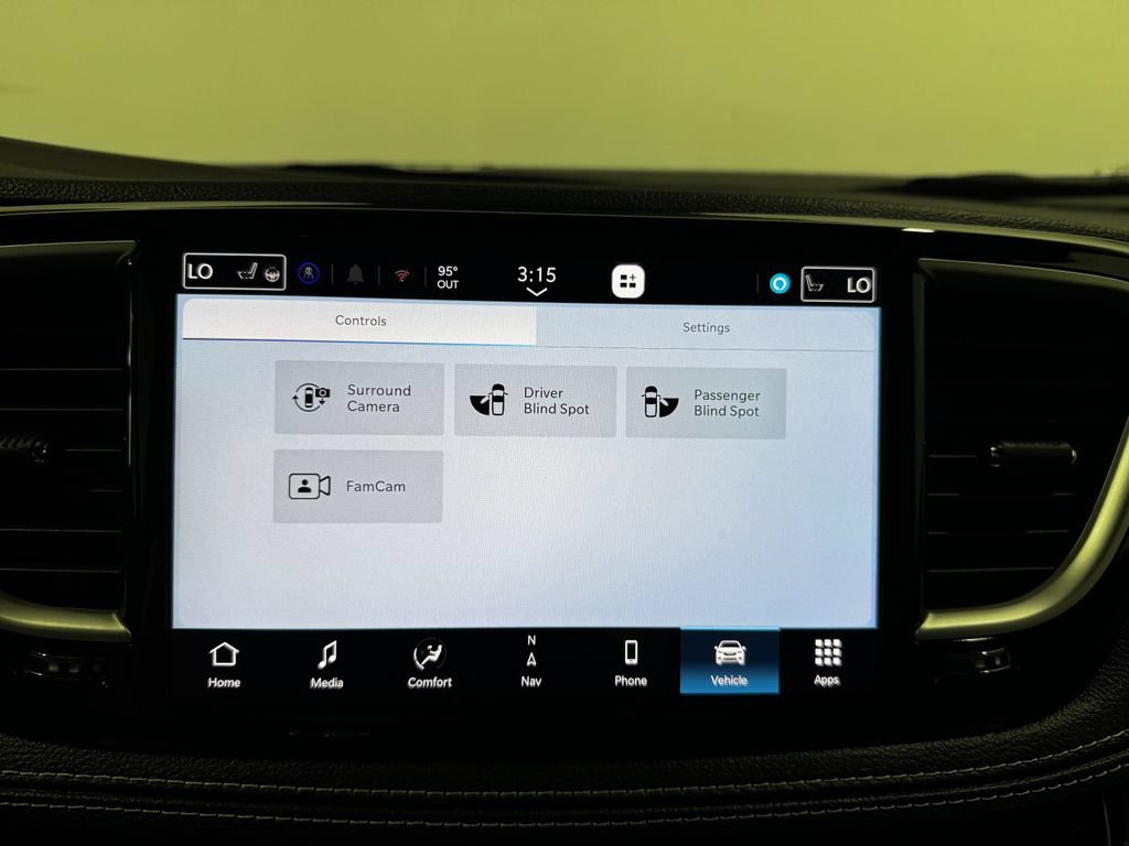 New 2027 Chrysler Pacifica Select w/ Family Tech Group AWD/4WD image 30