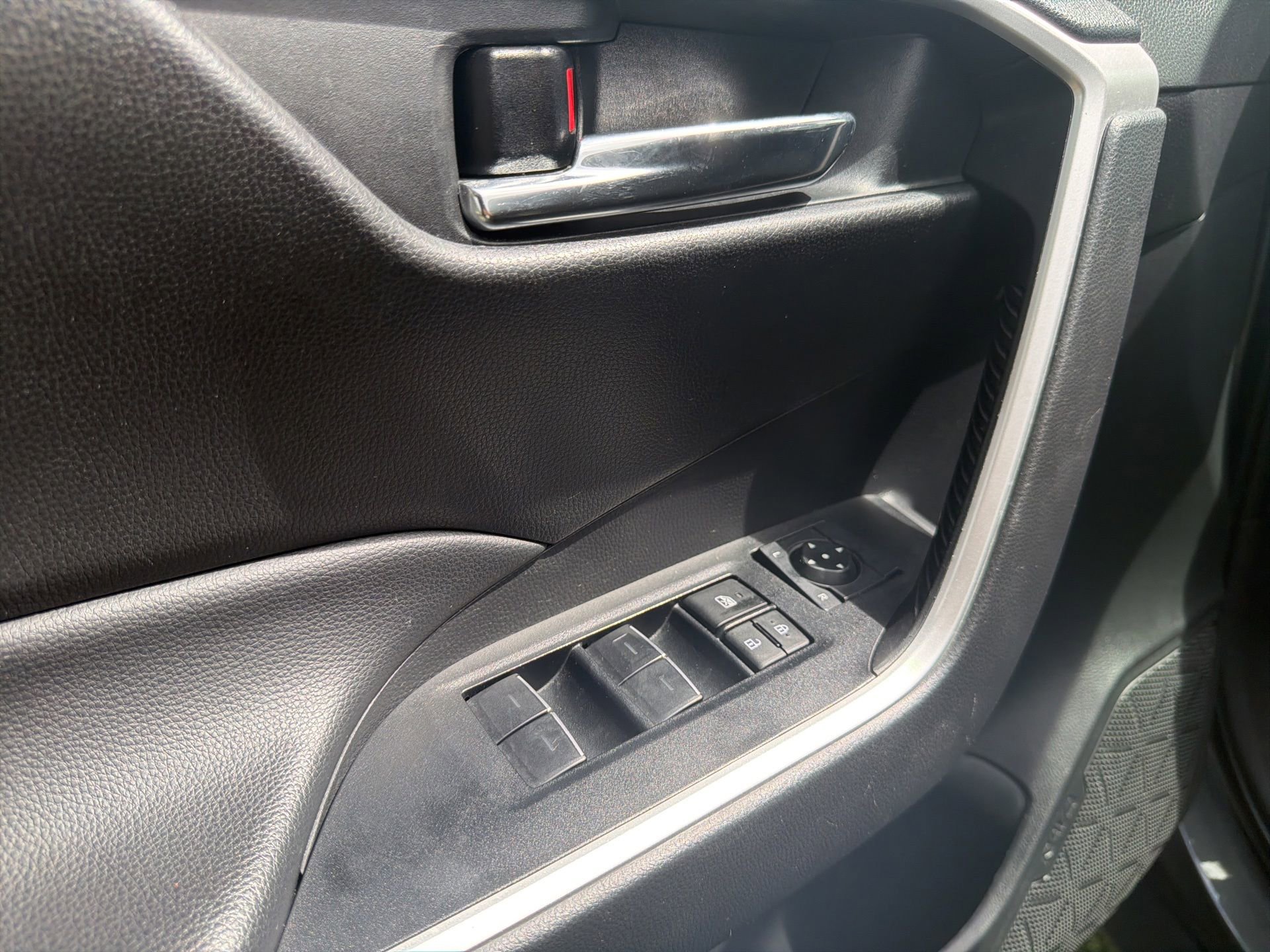 Used 2024 Toyota RAV4 XLE FWD image 36