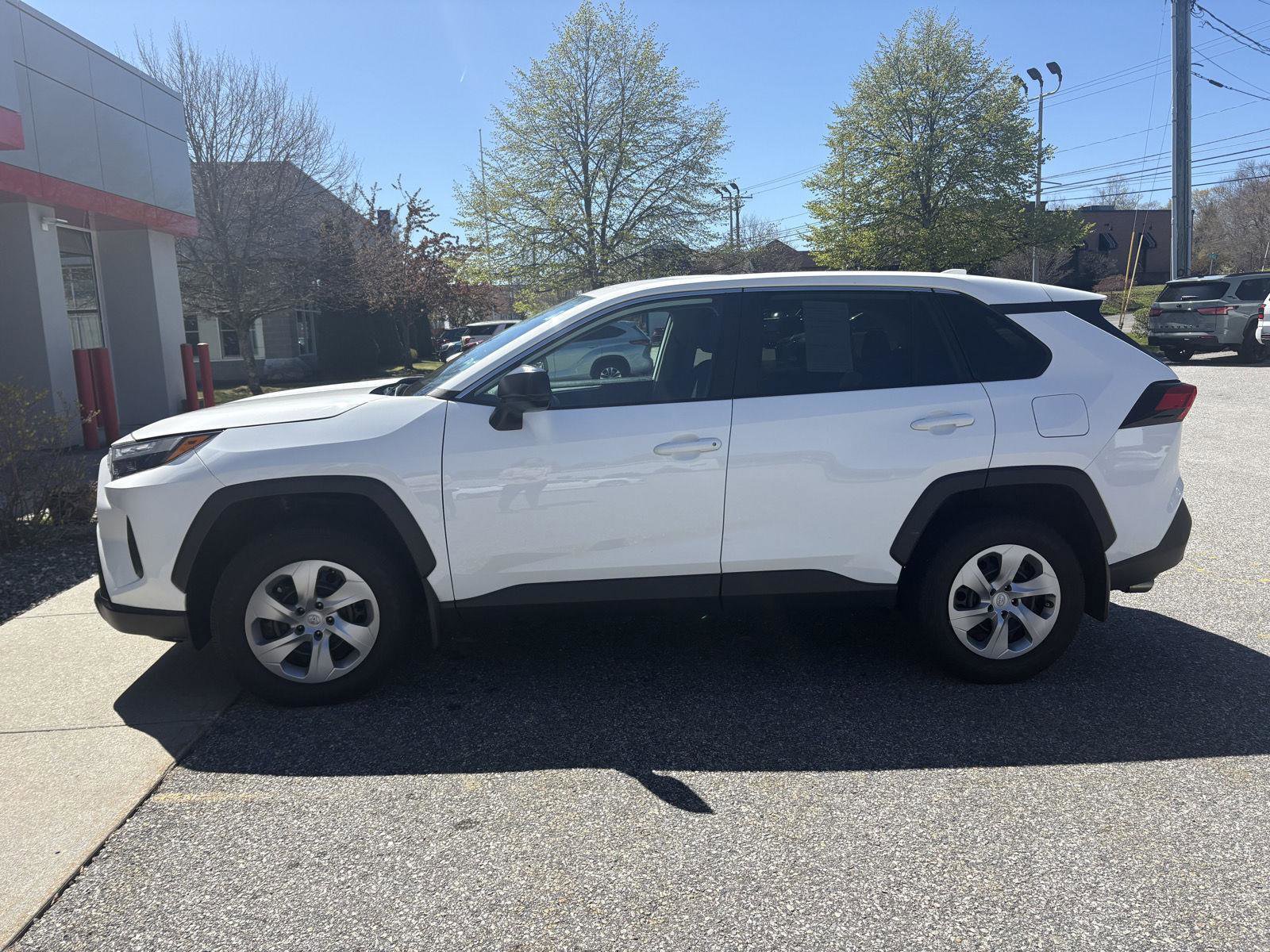 Used 2023 Toyota RAV4 LE AWD/4WD image 4