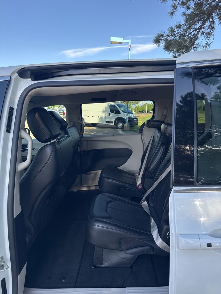 Used 2023 Chrysler Pacifica Touring-L FWD image 6