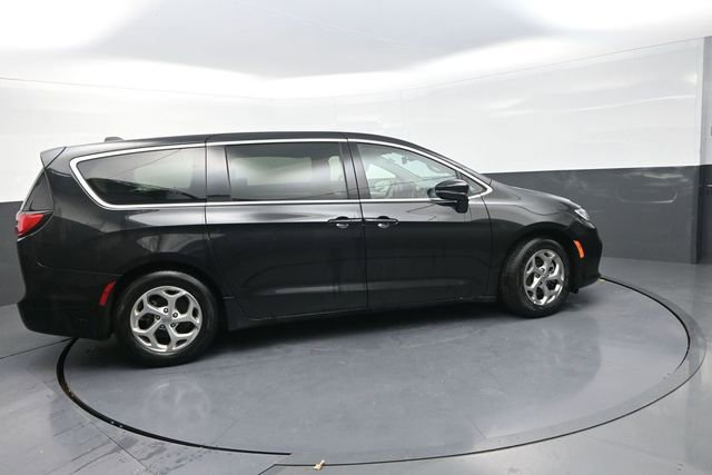 Used 2024 Chrysler Pacifica Limited image 9