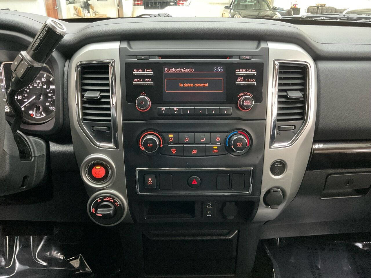 Used 2018 Nissan Titan SV AWD/4WD image 22