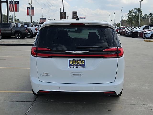 Used 2024 Chrysler Pacifica Touring-L image 11