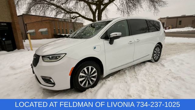 Used 2023 Chrysler Pacifica Limited image 4