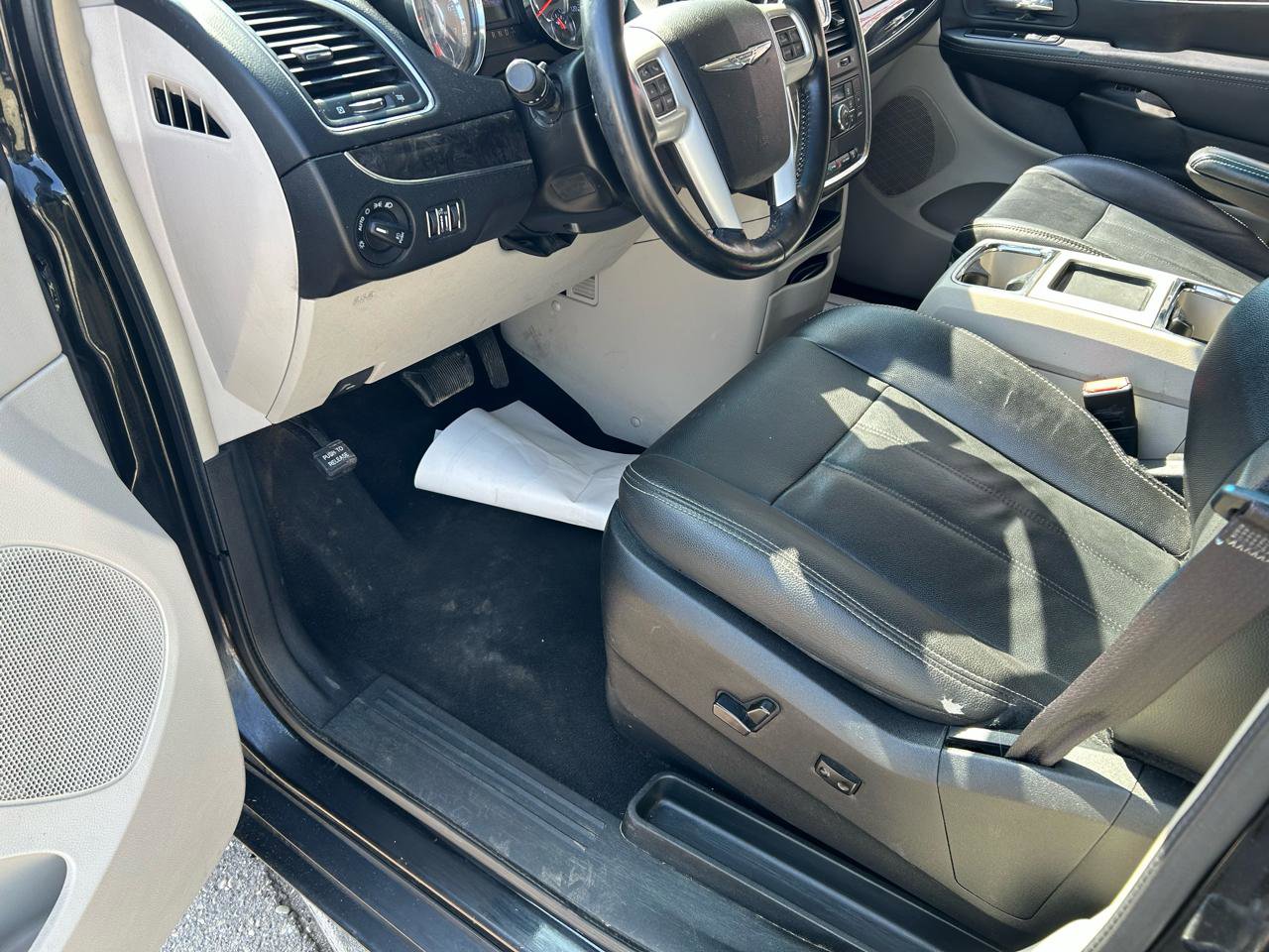 Used 2015 Chrysler Town & Country Touring image 10