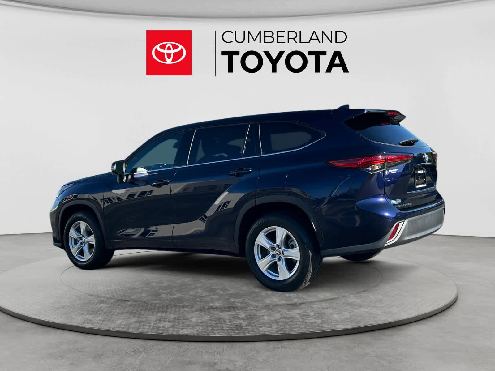 Used 2021 Toyota RAV4 XLE w/ Convenience Package FWD image 3