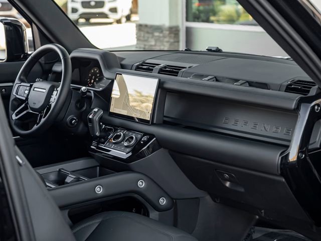 Used 2025 Land Rover Defender 90 X-Dynamic SE image 36