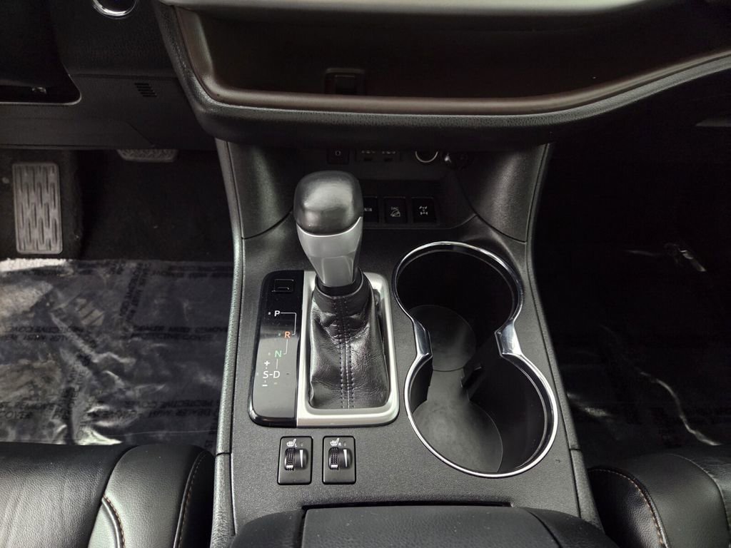 Used 2019 Toyota Highlander SE image 15